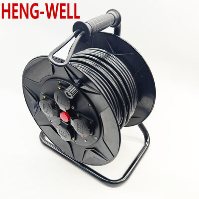 Zwarte intrekbare kabelrol buiten ontworpen voor gemakkelijke ontplooiing en intrek van kabels in uitdagende buitenwerkplaatsen